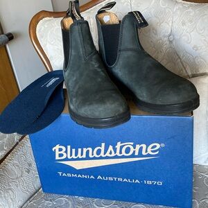 Gently used Blundstone boots. Never used inserts. Still have the original box.
